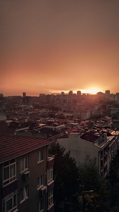 日落时城市建筑物的鸟瞰图